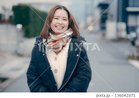 夕方の街を歩く若い女性 夕方の街を歩く若い女性 136842871