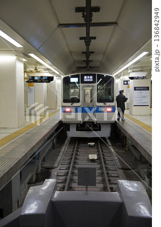 小田急線新宿駅で出発準備する車掌 小田急線新宿駅で出発準備する車掌 136842949