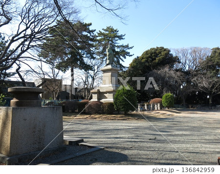 横浜市西区の掃部山公園にある井伊直弼像と水泉 136842959