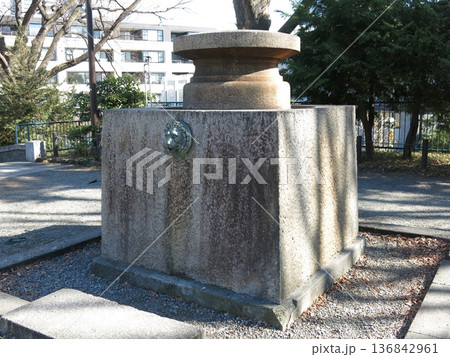横浜市西区の掃部山公園にある水泉 横浜市西区の掃部山公園にある水泉 136842961