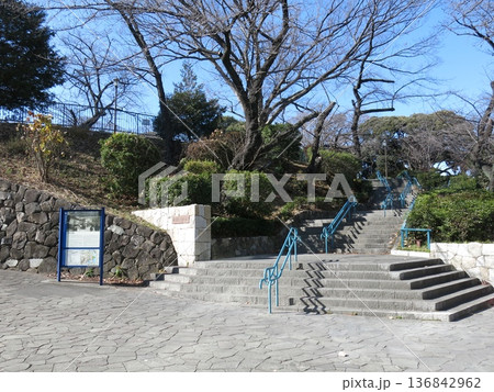 横浜市西区の掃部山公園(正面出入口付近) 横浜市西区の掃部山公園(正面出入口付近) 136842962