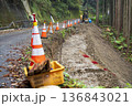 道路工事の現場　削られた山道の路肩の修復 136843021