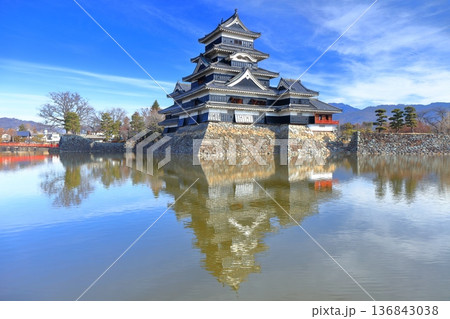 【長野県】シンメトリーな松本城（大天守と月見櫓） 136843038