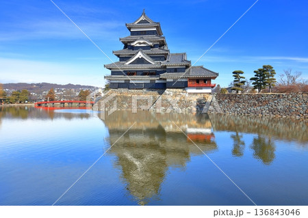 【長野県】シンメトリーな松本城（大天守と月見櫓） 136843046