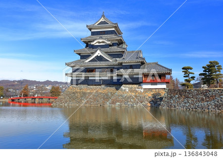 【長野県】シンメトリーな松本城と北アルプス 136843048