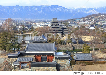 【長野県】晴天の松本城と北アルプス 136843067