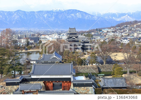 【長野県】晴天の松本城と北アルプス 136843068