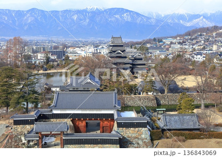 【長野県】晴天の松本城と北アルプス 136843069