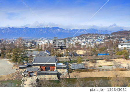 【長野県】晴天の松本城と北アルプス 136843082