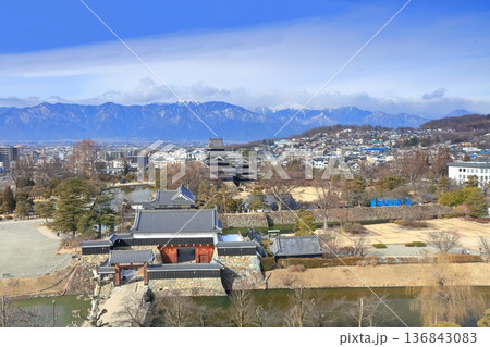 【長野県】晴天の松本城と北アルプス 136843083