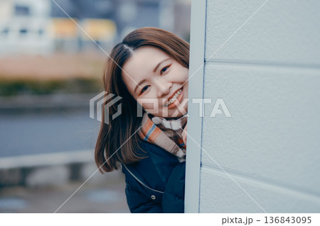 笑顔で手を振る20代日本人女性 笑顔で手を振る20代日本人女性 136843095