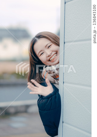 笑顔で手を振る20代日本人女性 笑顔で手を振る20代日本人女性 136843100