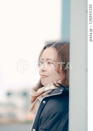 夕方の街で物思いにふける若い女性 136843150