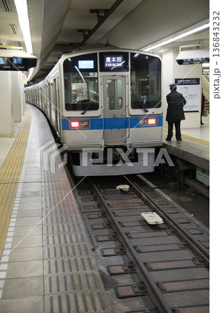 小田急線新宿駅で出発準備する車掌 小田急線新宿駅で出発準備する車掌 136843232