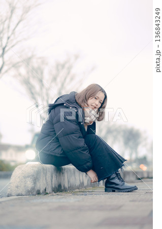 冬の街で笑顔を見せる20代日本人女性 136843249