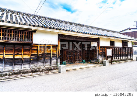 初秋の引田の街並み 日下家の長屋門 香川県東かがわ市 初秋の引田の街並み 日下家の長屋門 香川県東かがわ市 136843298