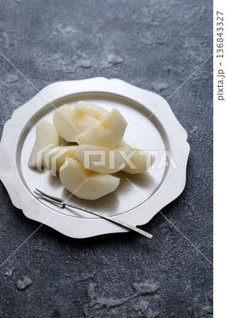 お皿に盛りつけた梨 136843327