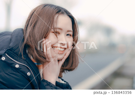 冬の街で物思いにふける20代日本人女性 136843356