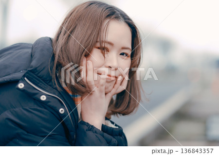 冬の街で物思いにふける20代日本人女性 冬の街で物思いにふける20代日本人女性 136843357