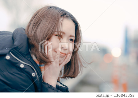 冬の街で物思いにふける20代日本人女性 136843358