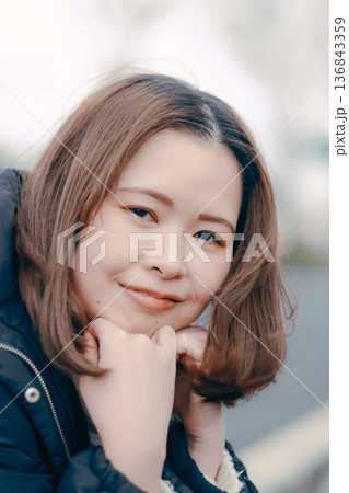 冬の街で物思いにふける20代日本人女性 136843359