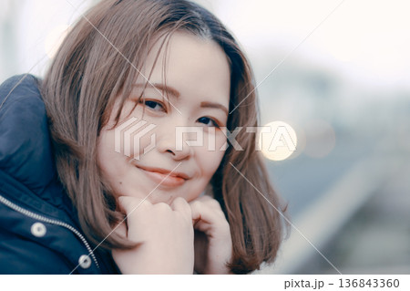 冬の街で物思いにふける20代日本人女性 136843360