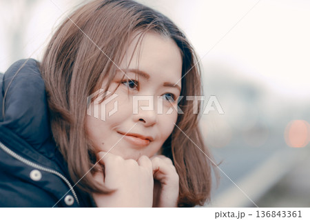 冬の街で物思いにふける20代日本人女性 136843361