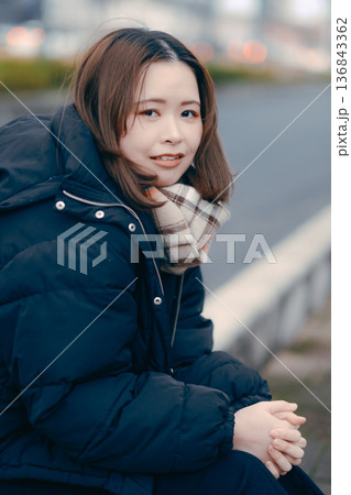 冬の街で物思いにふける20代日本人女性 136843362