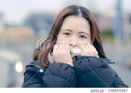 冬の街で物思いにふける20代日本人女性 136843367