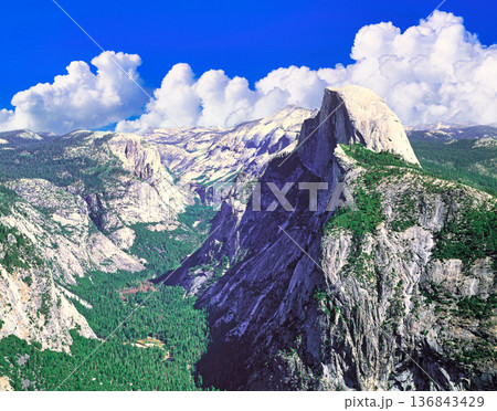 グレーシャーポインよりハーフドームの絶景 136843429
