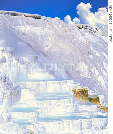 イエローストーンのマンモスホットスプリングの純白の石灰岩 136843430