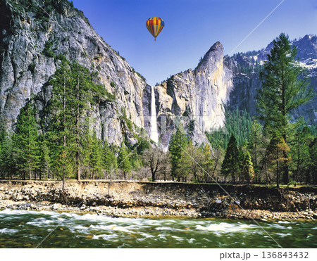 ヨセミテ国立公園のヨセミテ滝の絶景 136843432