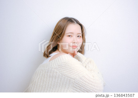 白背景で振り向く20代日本人女性 白背景で振り向く20代日本人女性 136843507