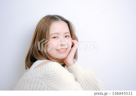 白背景で振り向く20代日本人女性 白背景で振り向く20代日本人女性 136843511