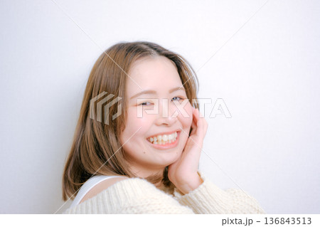 白背景で振り向く20代日本人女性 136843513