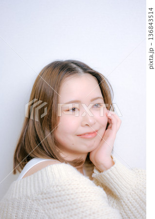 白背景で振り向く20代日本人女性 白背景で振り向く20代日本人女性 136843514