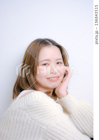 白背景で振り向く20代日本人女性 白背景で振り向く20代日本人女性 136843515
