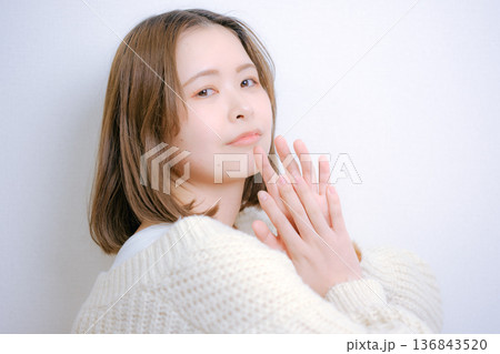白背景で振り向く20代日本人女性 白背景で振り向く20代日本人女性 136843520