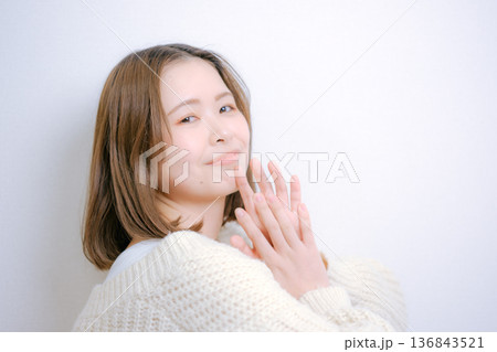 白背景で振り向く20代日本人女性 白背景で振り向く20代日本人女性 136843521