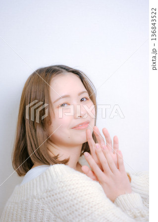 白背景で振り向く20代日本人女性 白背景で振り向く20代日本人女性 136843522