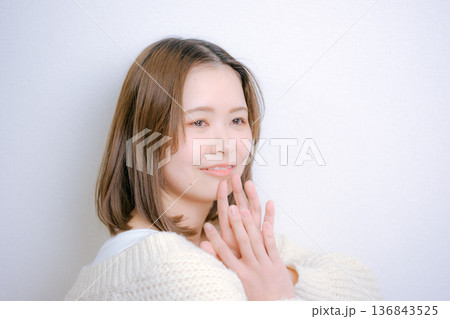 白背景で振り向く20代日本人女性 白背景で振り向く20代日本人女性 136843525