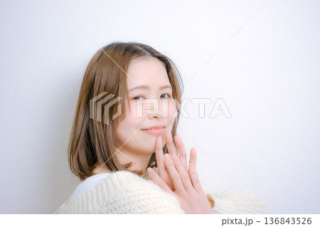 白背景で振り向く20代日本人女性 136843526