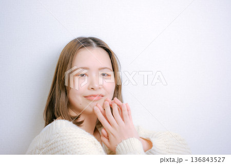 白背景で振り向く20代日本人女性 136843527