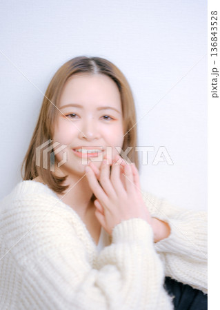 白背景で振り向く20代日本人女性 白背景で振り向く20代日本人女性 136843528