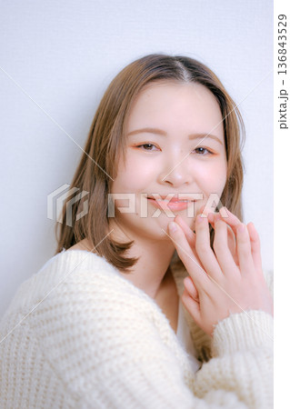 白背景で振り向く20代日本人女性 136843529