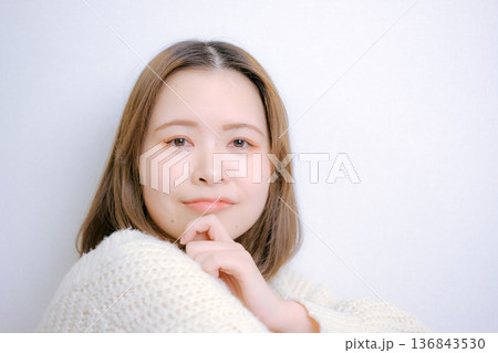 白背景で振り向く20代日本人女性 白背景で振り向く20代日本人女性 136843530