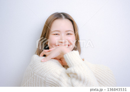 白背景で振り向く20代日本人女性 136843531