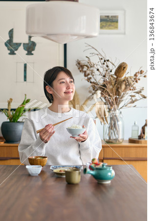 朝食を食べる女性 朝食を食べる女性 136843674