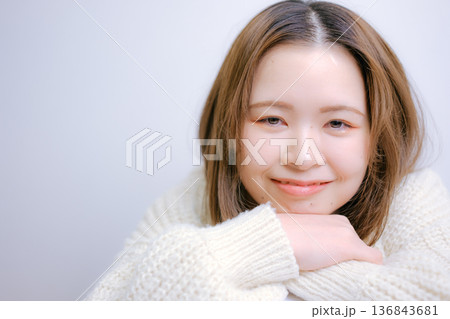 白背景で微笑む20代日本人女性 136843681