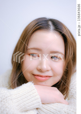 白背景で微笑む20代日本人女性 136843686